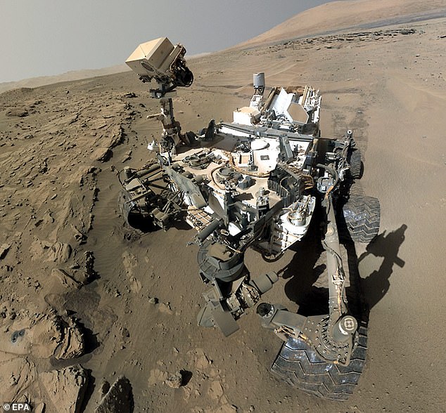 El 5 de agosto de 2012, el rover Mars Curiosity se acercó lentamente a la superficie del planeta rojo.  El rover usó la cámara al final de su brazo en abril y mayo de 2014 para tomar docenas de imágenes de componentes combinadas en este autorretrato donde el rover perforó un objetivo de arenisca llamado 'Windjana'.