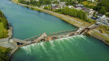 El inmenso puente de madera y acero fue construido hace apenas una década, pero dos vehículos cayeron al derrumbarse hoy temprano