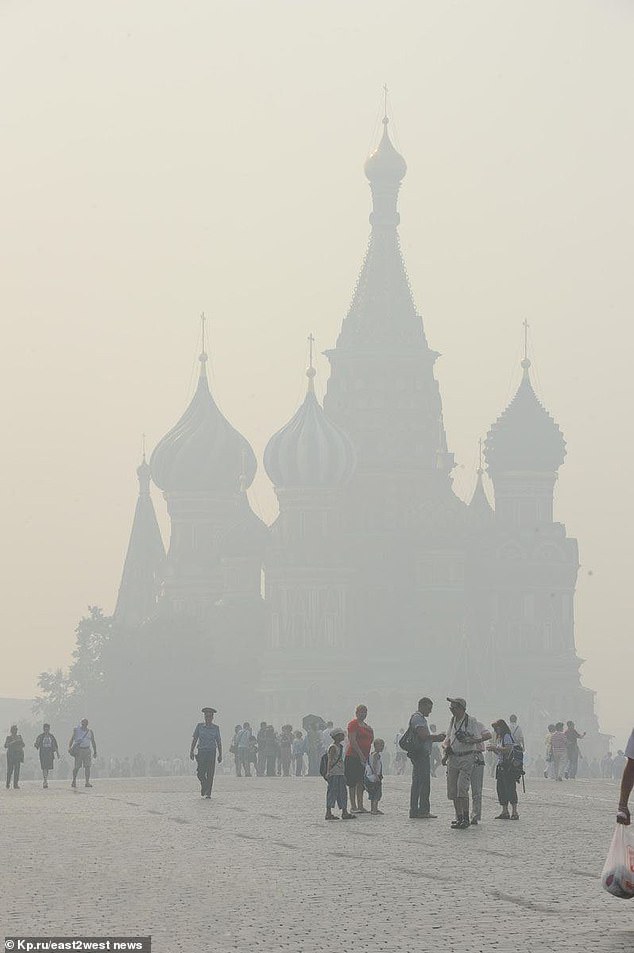 Un espeso smog cubrió Moscú el jueves al provenir de los incendios forestales cercanos, que según la agencia forestal nacional empeoraron debido a la negligencia de las autoridades locales que estaban demasiado asustadas para admitir su verdadera magnitud ante el presidente Vladimir Putin.