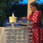 En un video ahora viral compartido en TikTok, se puede ver a una mujer con un vestido de lunares rojo y blanco y ayudándose con el nivel superior del pastel de bodas.