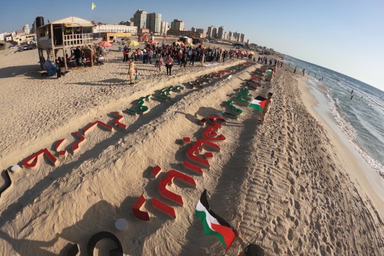 Gaza graba en la arena los nombres de 17 niños muertos en los ataques de Israel