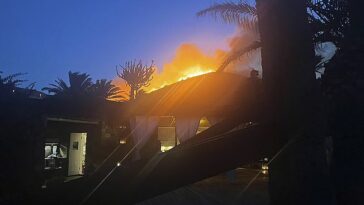 Las llamas arden más allá de la villa del diseñador de moda Giorgio Armani en la isla siciliana de Pantelleria, ya que muchas casas fueron evacuadas.