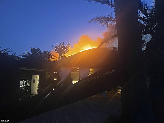 Las llamas arden más allá de la villa del diseñador de moda Giorgio Armani en la isla siciliana de Pantelleria, ya que muchas casas fueron evacuadas.