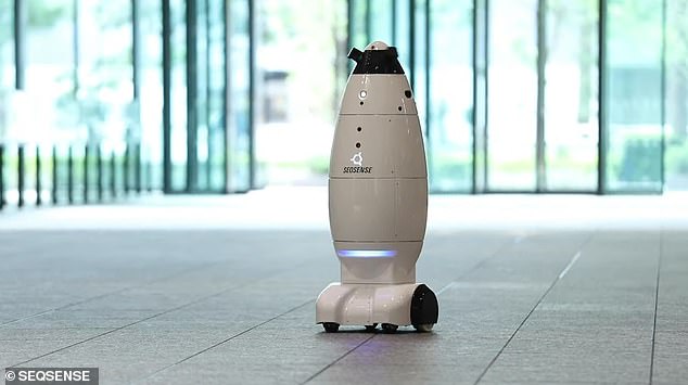 Los robots son modelos SQ-2 (vistos arriba) producidos por Seqsense en Tokio y están equipados con cámaras que pueden transmitir videos directamente al personal de seguridad humana.