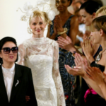 Las modelos aplauden a la diseñadora japonesa Hanae Mori (L) al final de su colección Otoño-Invierno 2003-2004 de Alta Costura en París, el 9 de julio de 2003. (Reuters)