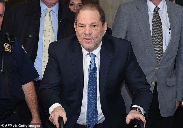 El magnate del cine caído en desgracia Harvey Weinstein se ha pronunciado tras las rejas para negar la afirmación de su acusador más joven de que la agredió sexualmente cuando ella tenía solo 16 años.