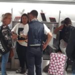 Hijo adolescente de AMLO captado llegando al aeropuerto de Londres-Heathrow