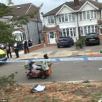 Se inició una investigación por asesinato después de que un hombre que se creía que tenía unos 80 años fuera asesinado a puñaladas en Ealing, al oeste de Londres (en la foto de la escena del crimen)