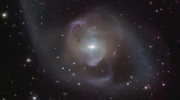 Imagen de ESO captura la galaxia con el par más cercano descubierto de agujeros negros supermasivos