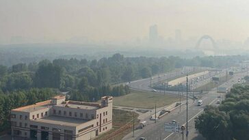 Un espeso smog cubrió Moscú el jueves cuando provenía de los incendios forestales cercanos, que según la agencia forestal nacional empeoraron debido a la negligencia de las autoridades locales que estaban demasiado asustadas para admitir su verdadera magnitud ante Vladimir Putin.