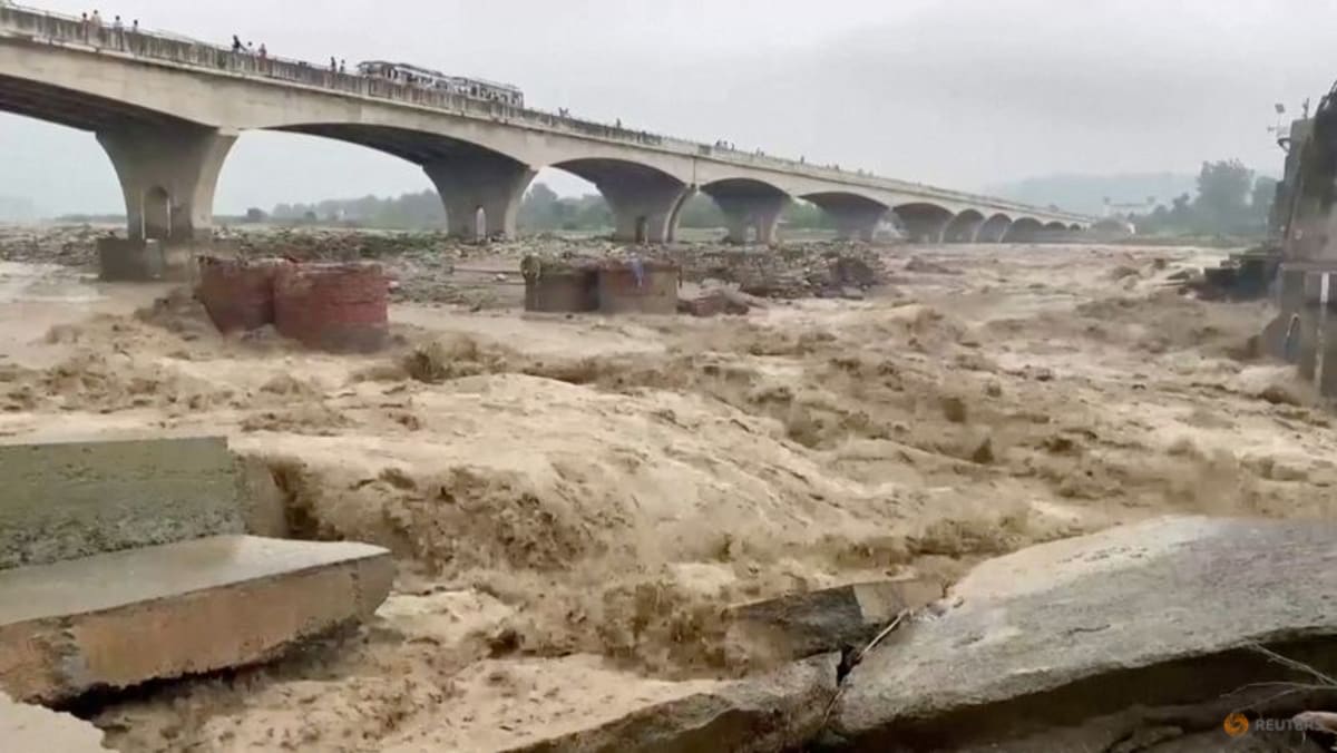 Inundaciones y deslizamientos de tierra matan a decenas mientras lluvias monzónicas azotan el norte y el este de India
