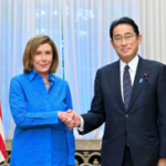 El primer ministro japonés Fumio Kishida (derecha) se reúne con la presidenta de la Cámara de Representantes de los Estados Unidos, Nancy Pelosi, el 5 de agosto de 2022. (VCG)
