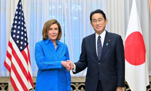 El primer ministro japonés Fumio Kishida (derecha) se reúne con la presidenta de la Cámara de Representantes de los Estados Unidos, Nancy Pelosi, el 5 de agosto de 2022. (VCG)