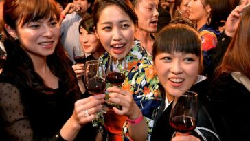 Japón ha pedido a sus jóvenes sobrios que comiencen a beber más alcohol en un intento por impulsar la economía.
