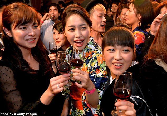 Japón ha pedido a sus jóvenes sobrios que comiencen a beber más alcohol en un intento por impulsar la economía.
