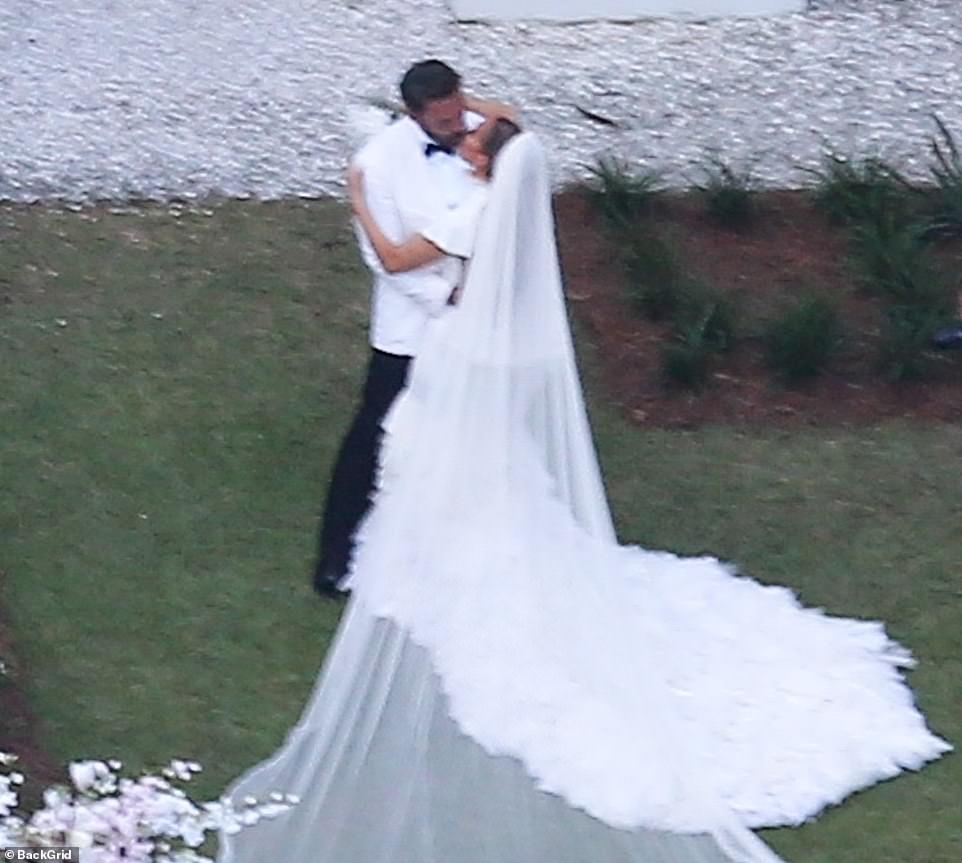 En la foto: Ben Affleck y Jennifer Lopez compartiendo su beso de bodas el sábado en su propiedad de $ 8.9 millones en Georgia