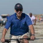El presidente Joe Biden fue visto en un paseo en bicicleta en Kiawah Island, Carolina del Sur, el domingo 14 de agosto durante sus vacaciones familiares en la playa.