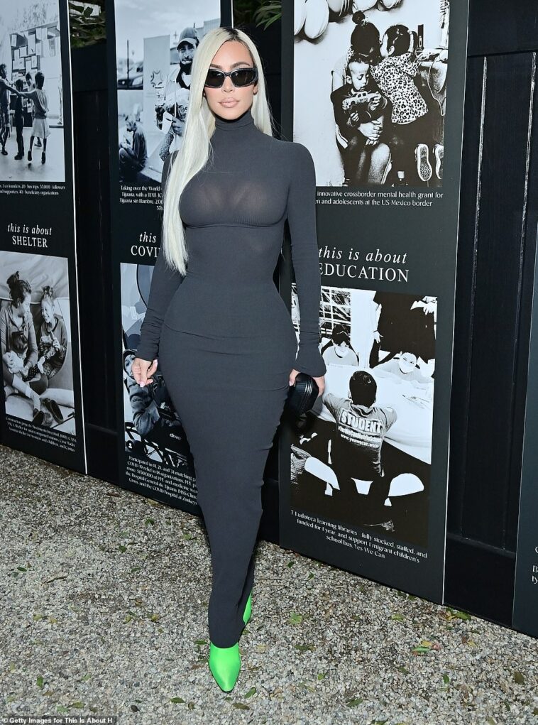 Kim Kardashian Destaca El Marco De Reloj De Arena Con Un Vestido Negro En  La 4ta Recaudación De Fondos Anual De TIAH En Los Ángeles