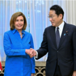 La presidenta de la Cámara de Representantes de EE. UU., Nancy Pelosi (izquierda), y el primer ministro japonés, Fumio Kishida, se dan la mano cuando se reúnen en la residencia oficial del primer ministro en Tokio el 5 de agosto de 2022. (Kyodo)