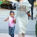 De la mano: Kylie Jenner fue vista de la mano de su hija Stormi, de cuatro años, cuando llegaron a una fiesta en Beverly Hills esta semana.