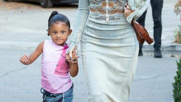 De la mano: Kylie Jenner fue vista de la mano de su hija Stormi, de cuatro años, cuando llegaron a una fiesta en Beverly Hills esta semana.
