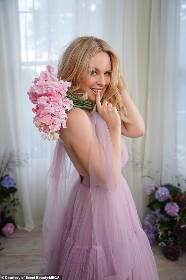 Kylie Minogue, de 54 años, ha relanzado su gama de perfumes con una nueva fórmula vegana