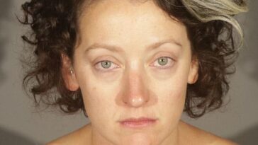 Laura McCulloch, de 37 años, fue arrestada el viernes luego de supuestamente arrojar una bebida a otro cliente del restaurante y a su hijo.  Desde entonces, ha sido liberada después de ser procesada por cargos de intoxicación pública y resistencia al arresto.