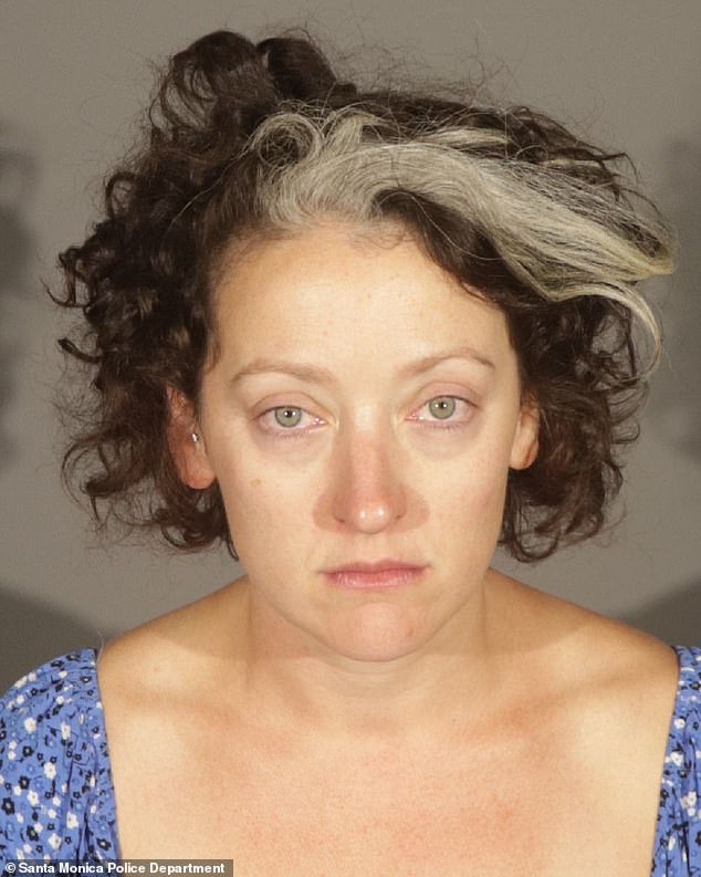 Laura McCulloch, de 37 años, fue arrestada el viernes luego de supuestamente arrojar una bebida a otro cliente del restaurante y a su hijo.  Desde entonces, ha sido liberada después de ser procesada por cargos de intoxicación pública y resistencia al arresto.