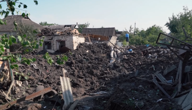 La administración regional de Donetsk muestra las secuelas del ataque enemigo en Druzhkivka