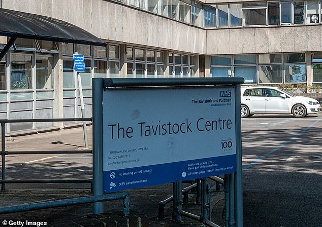 Miles de jóvenes fueron tratados por el centro Tavistock en el norte de Londres y, en muchos casos, se les recetaron poderosos medicamentos para retrasar el inicio de la adolescencia.