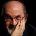 La familia de Salman Rushdie está "extremadamente aliviada" de que no tenga ventilador