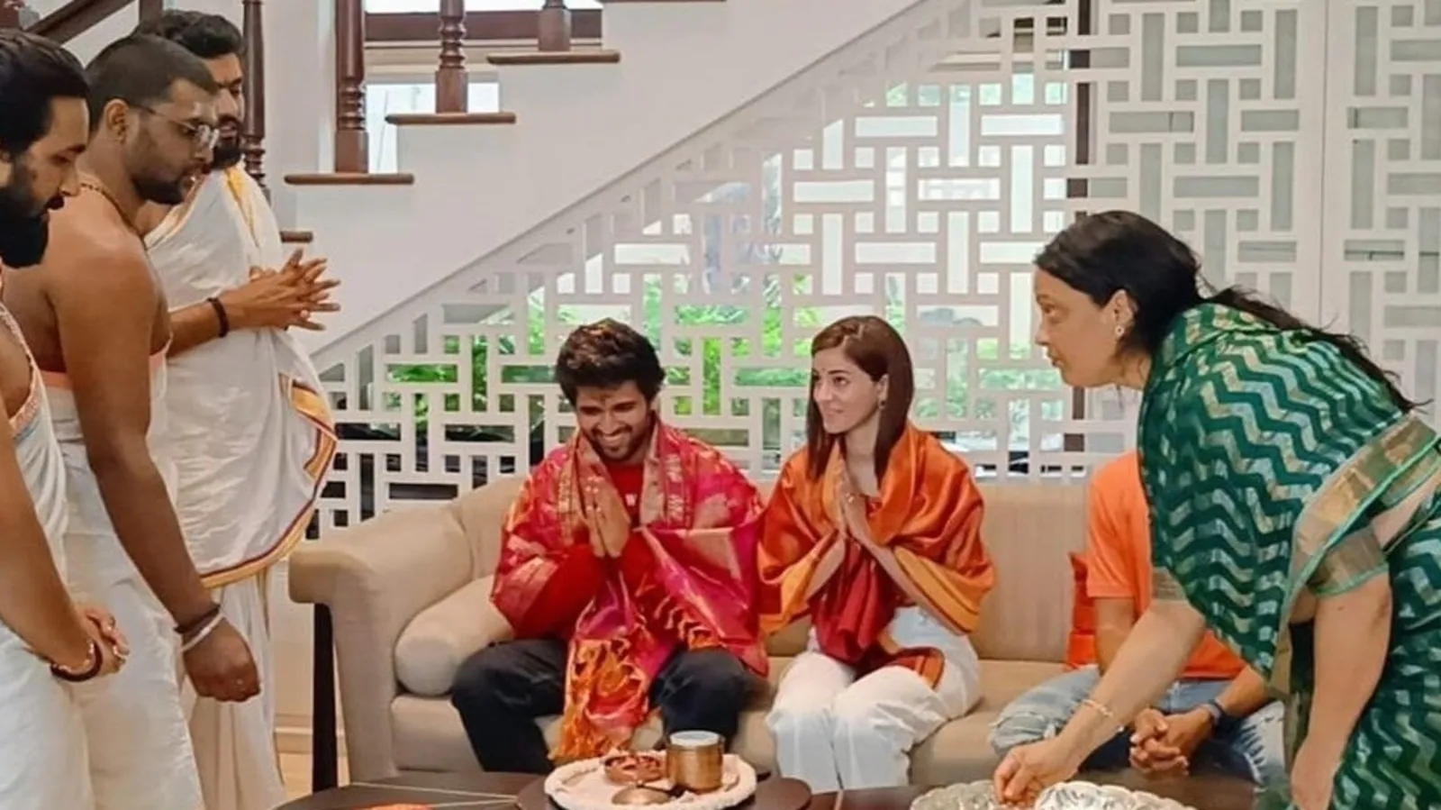 La madre de Vijay Deverakonda realiza pooja en la casa de Hyderabad con Ananya Panday: 'Mamá siente que necesitábamos protección'
