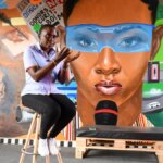 La mujer ugandesa detrás de la televisión para sordos