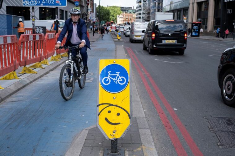 La propuesta de placas de matrícula para ciclistas del gobierno del Reino Unido es 'inútil' y 'absurda', dicen los críticos