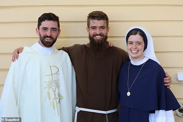 La hermana Rose, (en la foto a la derecha) aquí vista con sus hermanos, el padre Nathan (izquierda) y el hermano Isaac Seraphin Webb, después de que abandonó su carrera como periodista para abrazar la vocación de ser monja.