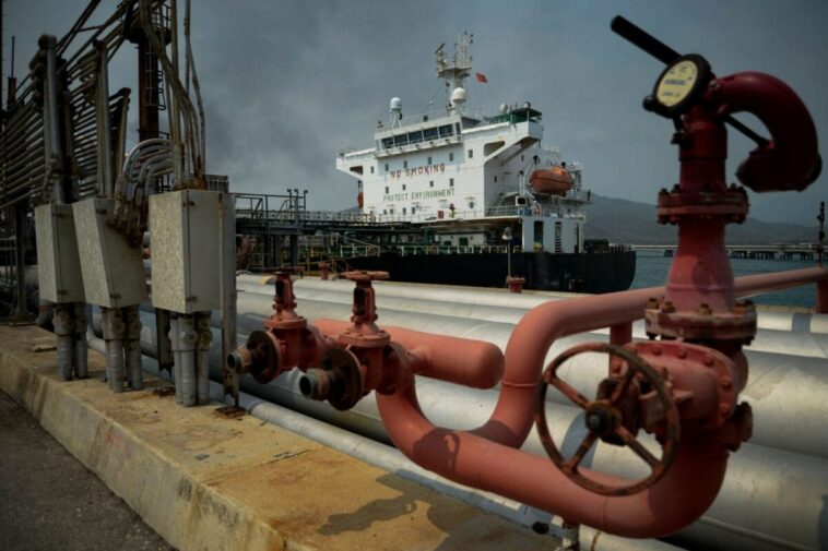 Las exportaciones de petróleo de Irán podrían aumentar con China como su principal cliente, dicen los rastreadores