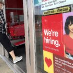 Las solicitudes de desempleo bajan mientras la Fed busca enfriar el mercado laboral