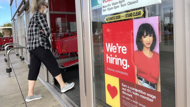 Las solicitudes de desempleo bajan mientras la Fed busca enfriar el mercado laboral
