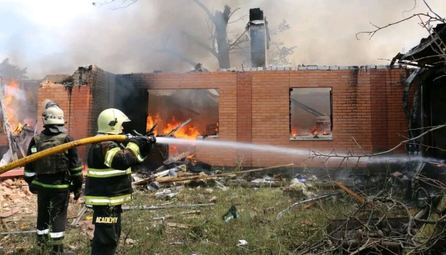 Las tropas rusas atacan Bakhmut.  Estallan incendios, dos civiles hospitalizados