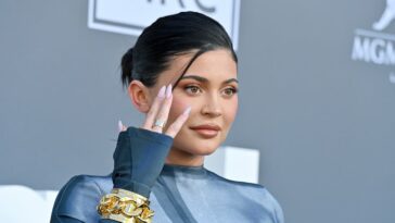 Las uñas Black-Glam de Kylie Jenner son un estado de ánimo de Halloween
