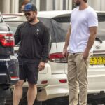 A pesar de ser estrellas de Hollywood, los hermanos Hemsworth todavía están orgullosos de llamar hogar a Australia.  Y el miércoles, Liam, de 32 años, y Luke, de 41, fueron vistos charlando en las calles de Byron Bay.