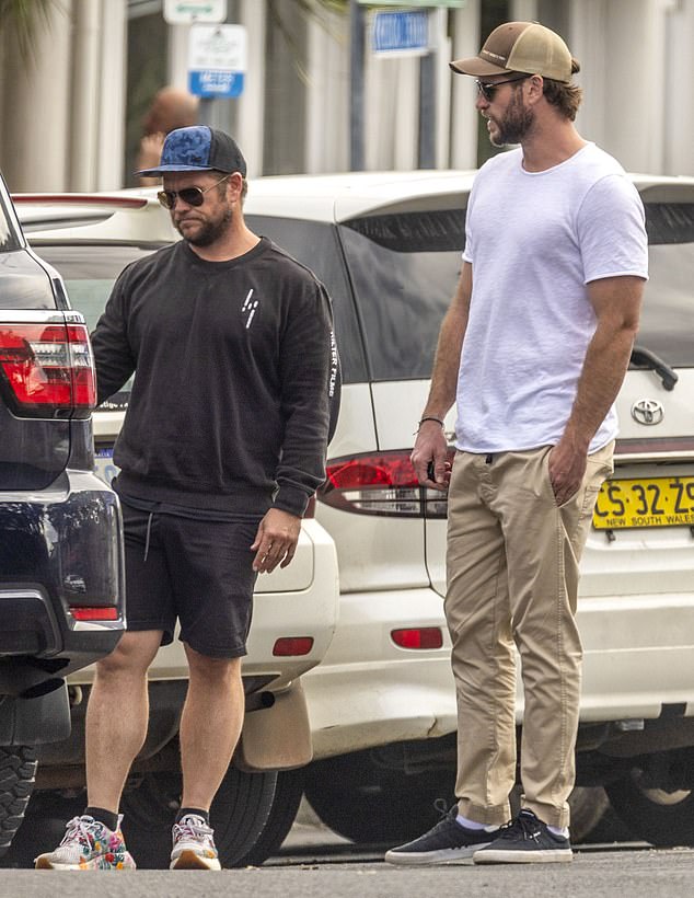 A pesar de ser estrellas de Hollywood, los hermanos Hemsworth todavía están orgullosos de llamar hogar a Australia.  Y el miércoles, Liam, de 32 años, y Luke, de 41, fueron vistos charlando en las calles de Byron Bay.