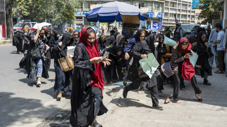 Los combatientes talibanes dispersan violentamente a las mujeres que se manifiestan por "pan, trabajo, libertad" en Kabul