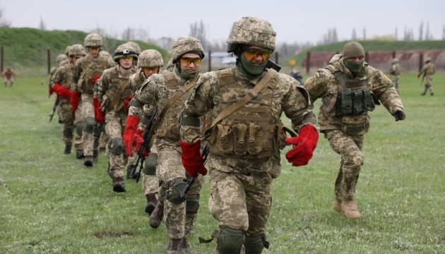 Los infantes de marina ucranianos destruyen APC enemigo, 19 invasores en las direcciones de Kherson, Donetsk