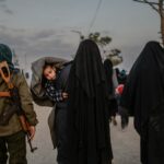 Los kurdos de Siria transfieren a 700 miembros de Daesh y familiares a Irak