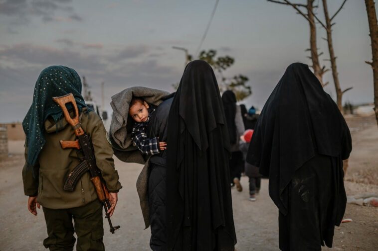 Los kurdos de Siria transfieren a 700 miembros de Daesh y familiares a Irak