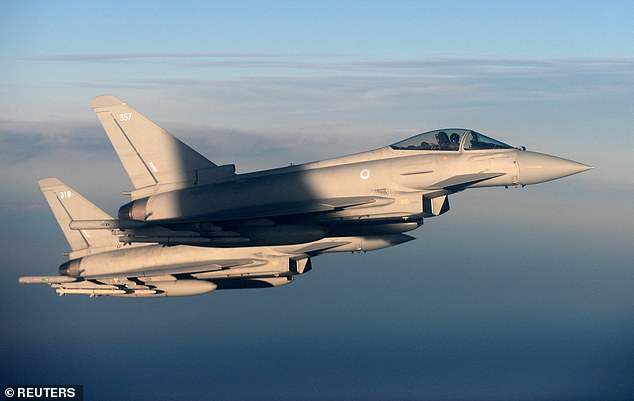 Los pilotos de primera línea en formación del Reino Unido están aprendiendo a volar escritorios en lugar de aviones de combate debido a graves retrasos en el entrenamiento, según revelan documentos filtrados.  En la imagen: Typhoons de la RAF interceptando un avión de transporte belga en enero de 2020