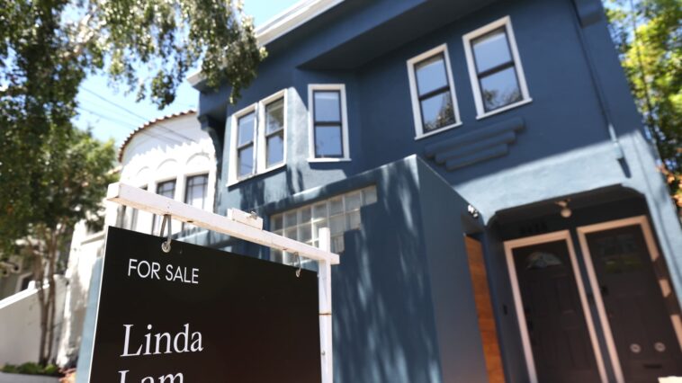 Los precios de la vivienda se enfriaron a un ritmo récord en junio, según una firma de datos de vivienda