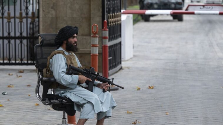 Los talibanes celebran un turbulento primer año en el poder