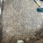 El mosaico fue descubierto el año pasado, pero estaba cubierto de capas de suciedad que tomó tiempo quitar con cuidado.  La última actualización es que el equipo ahora ha traducido las antiguas inscripciones griegas.